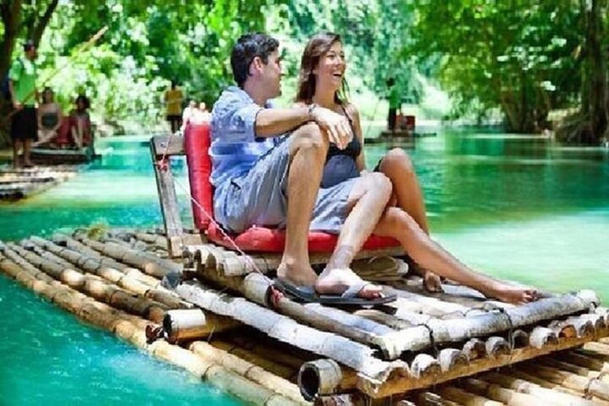 un uomo e una donna seduti su una zattera in acqua