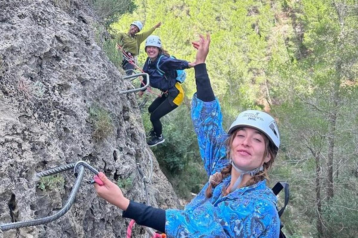 група людей, що лазять по скельній стіні