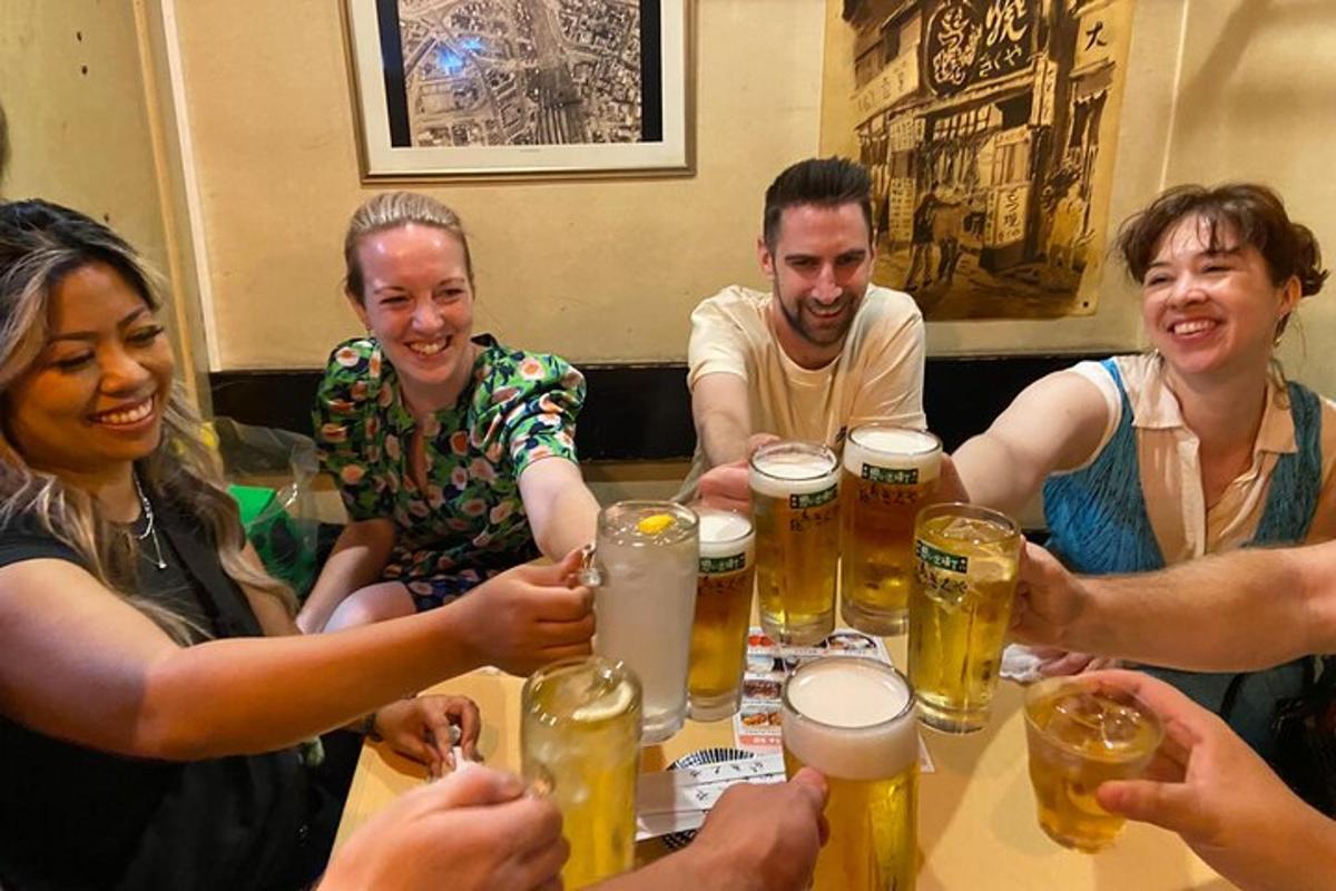 一群人围坐在桌旁喝啤酒