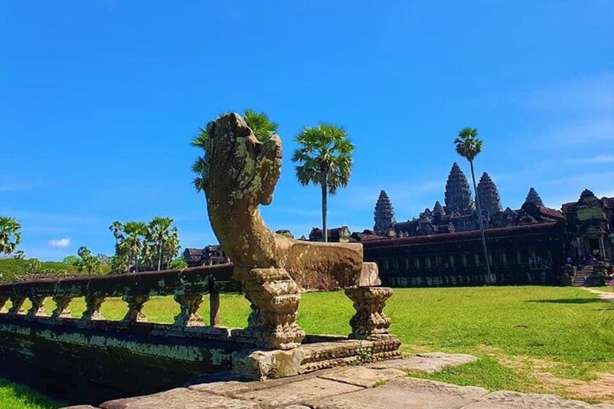 una estatua en un parque con palmeras al fondo