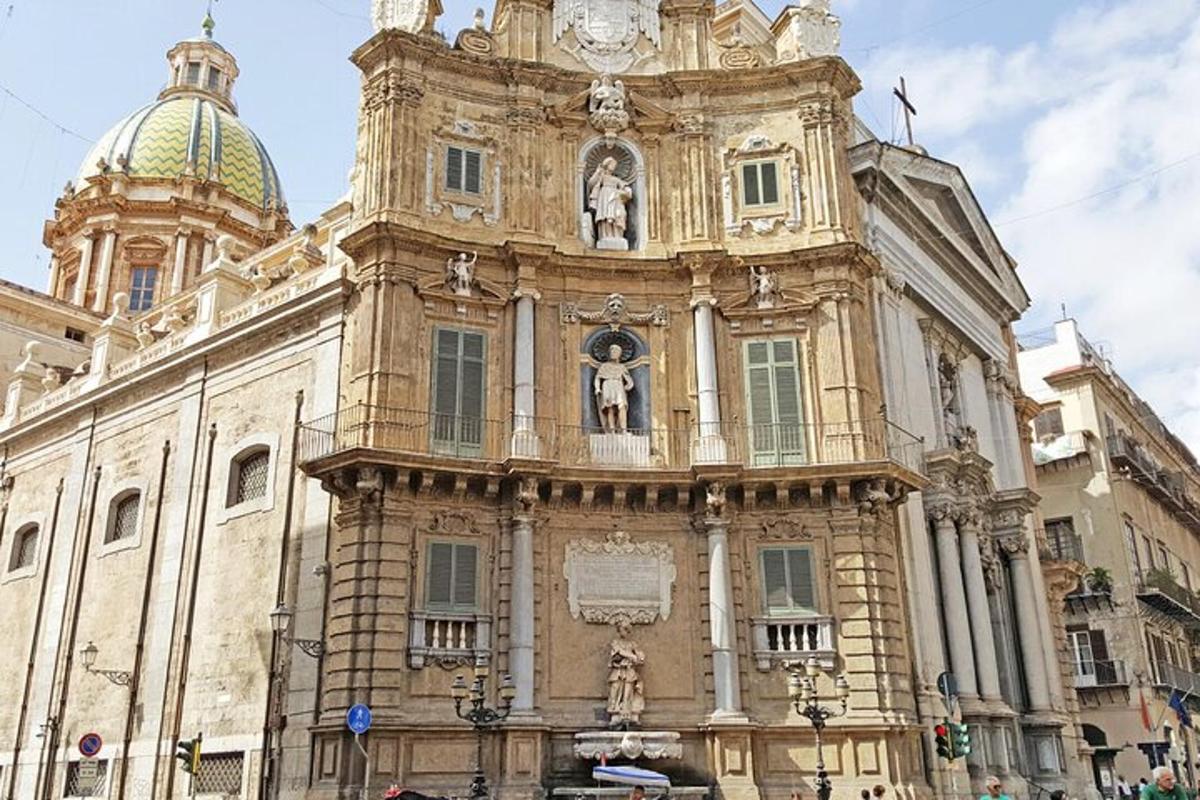 un grande edificio con una cupola in cima