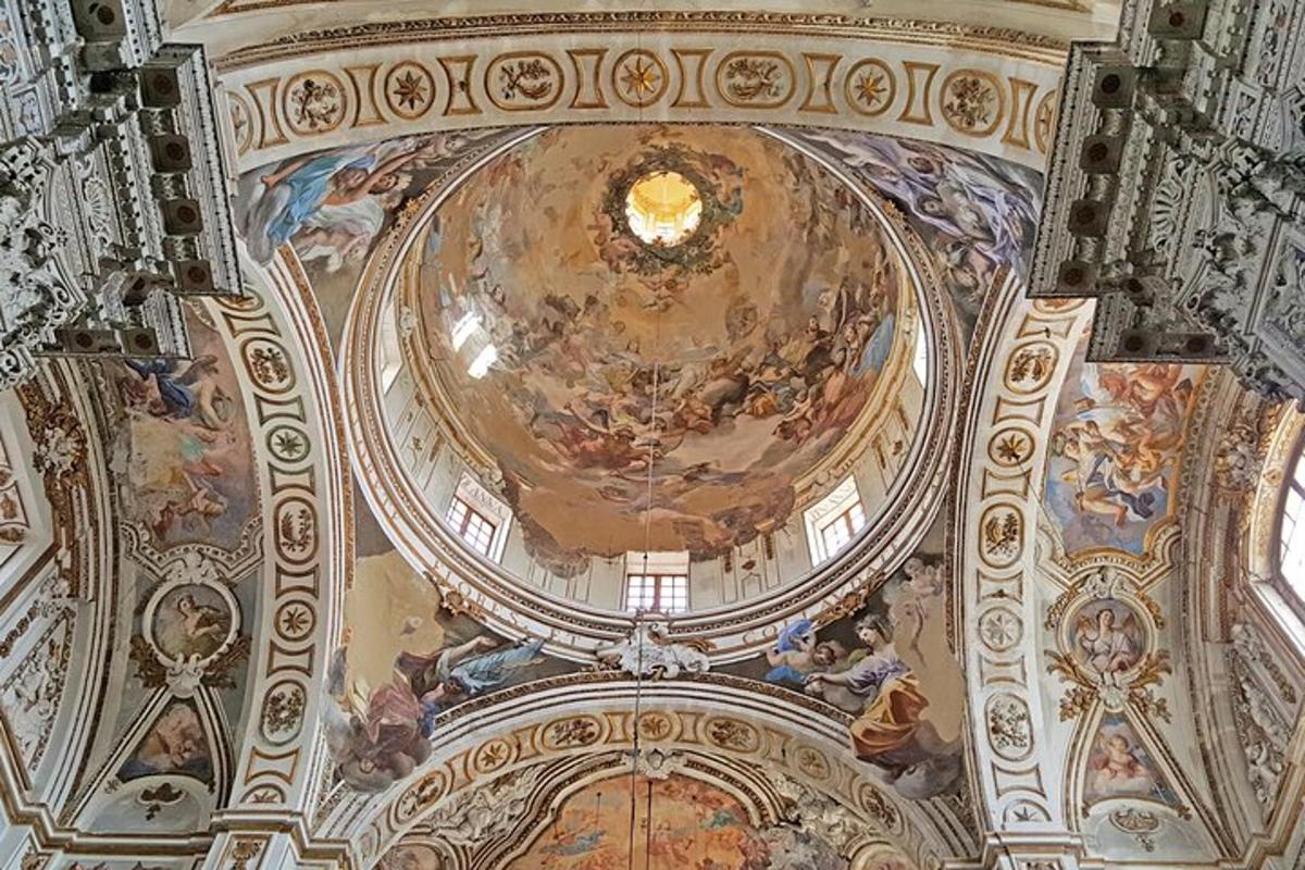 un soffitto di un edificio con dipinti sopra