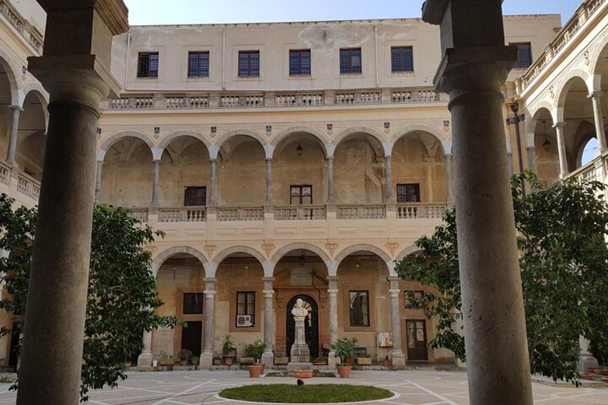 un grande edificio con una statua in un cortile