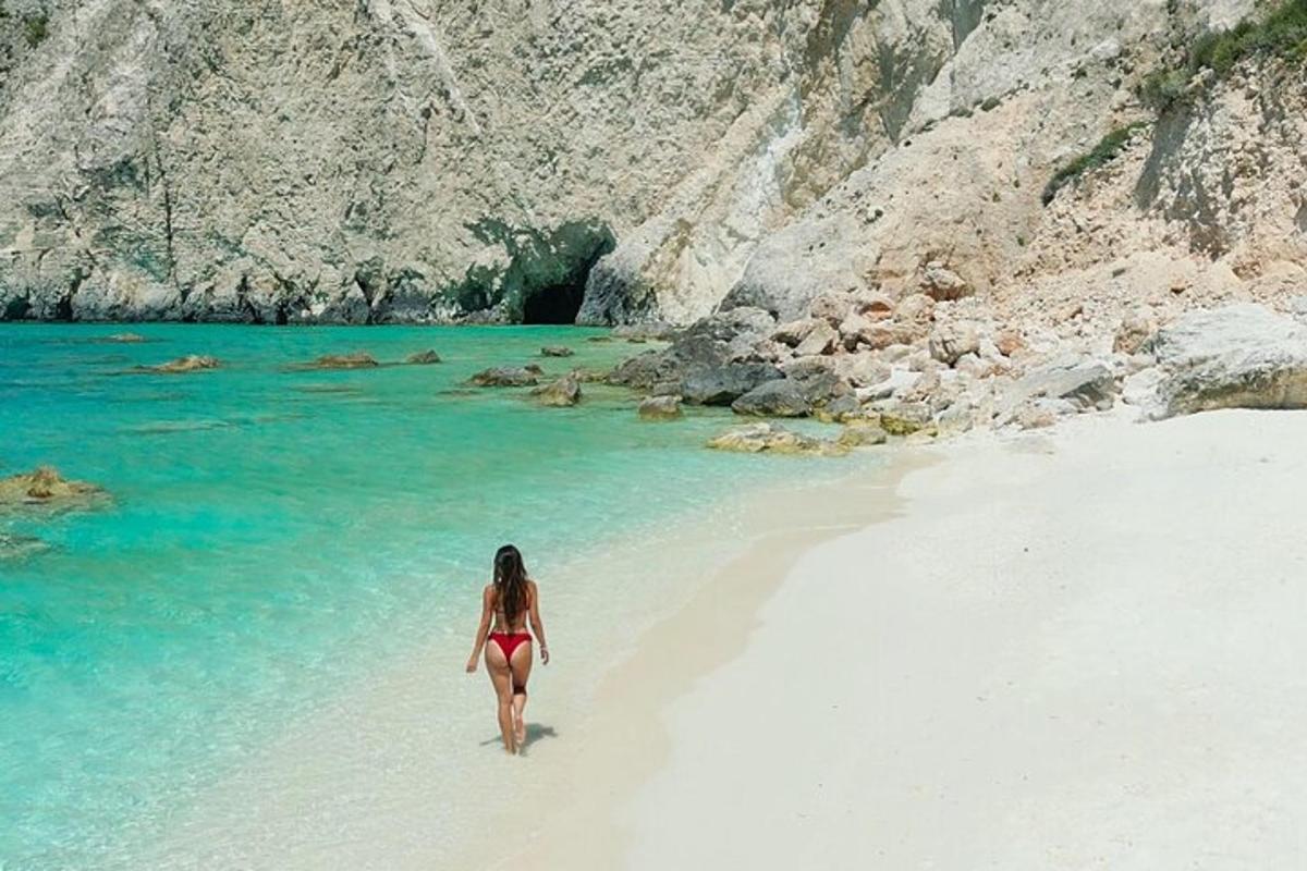 una mujer caminando por una playa en el agua