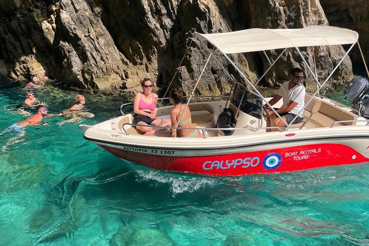 Un grupo de personas sentadas en un bote en el agua.