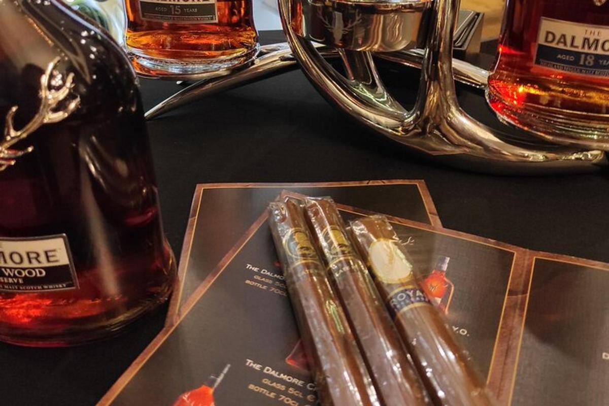 stůl s lahví whisky a časopisem