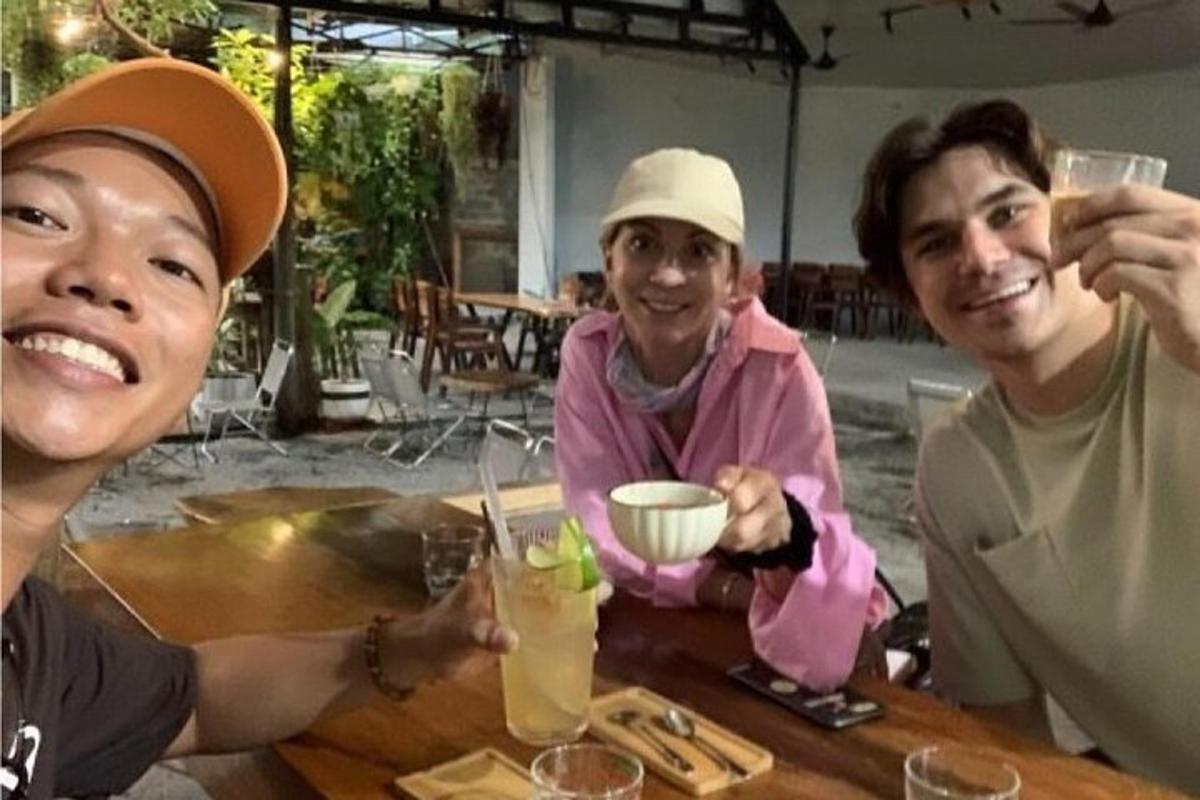sekelompok tiga orang yang duduk di meja
