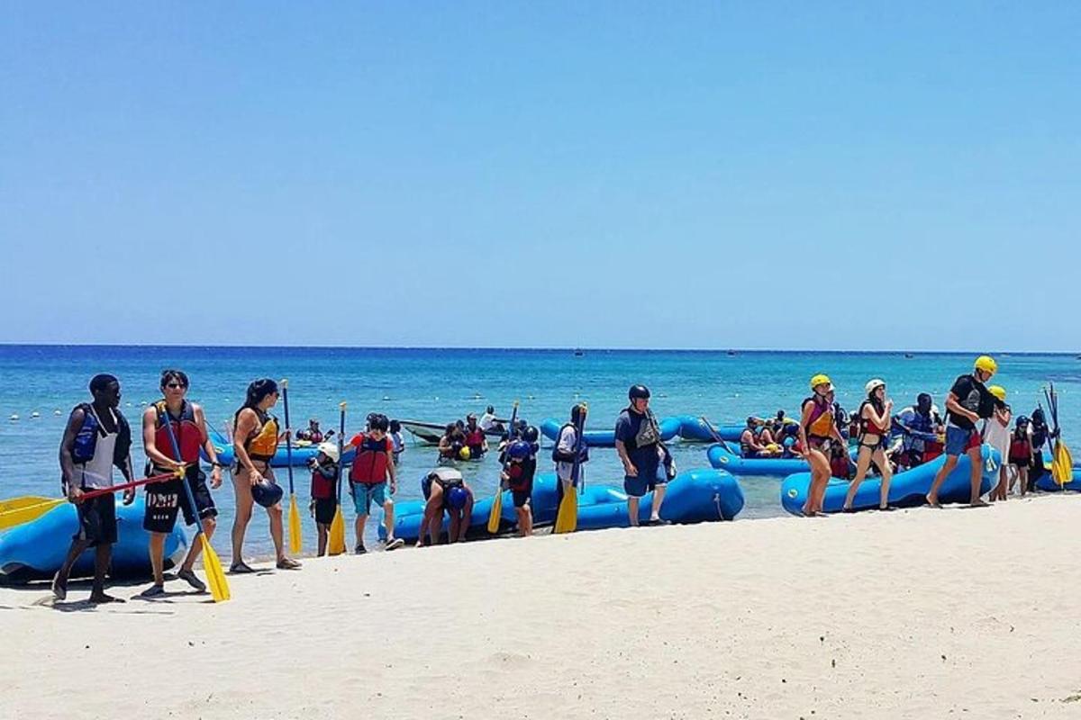 un gruppo di persone su una spiaggia con zattere