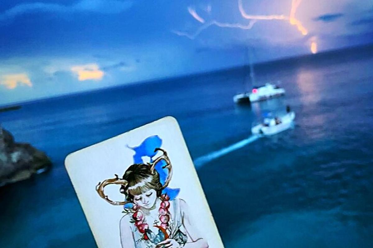 bức vẽ một người phụ nữ với một chiếc thuyền trên mặt nước