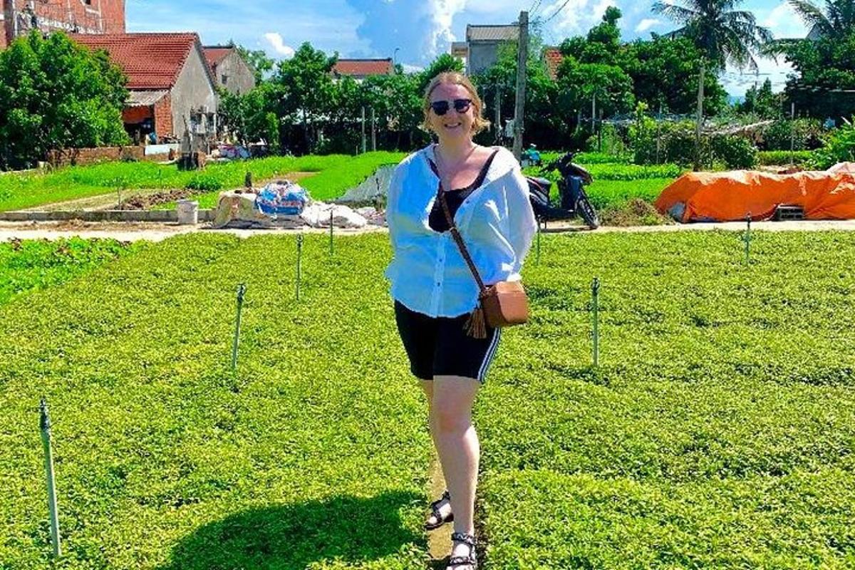 žena stojí v travnatém poli