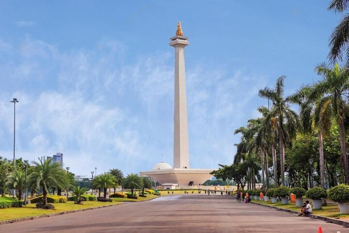 um monumento em frente a um prédio com palmeiras
