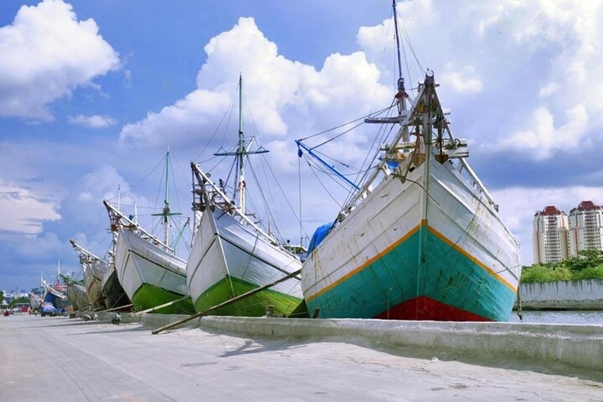 um grupo de barcos estacionados perto da água
