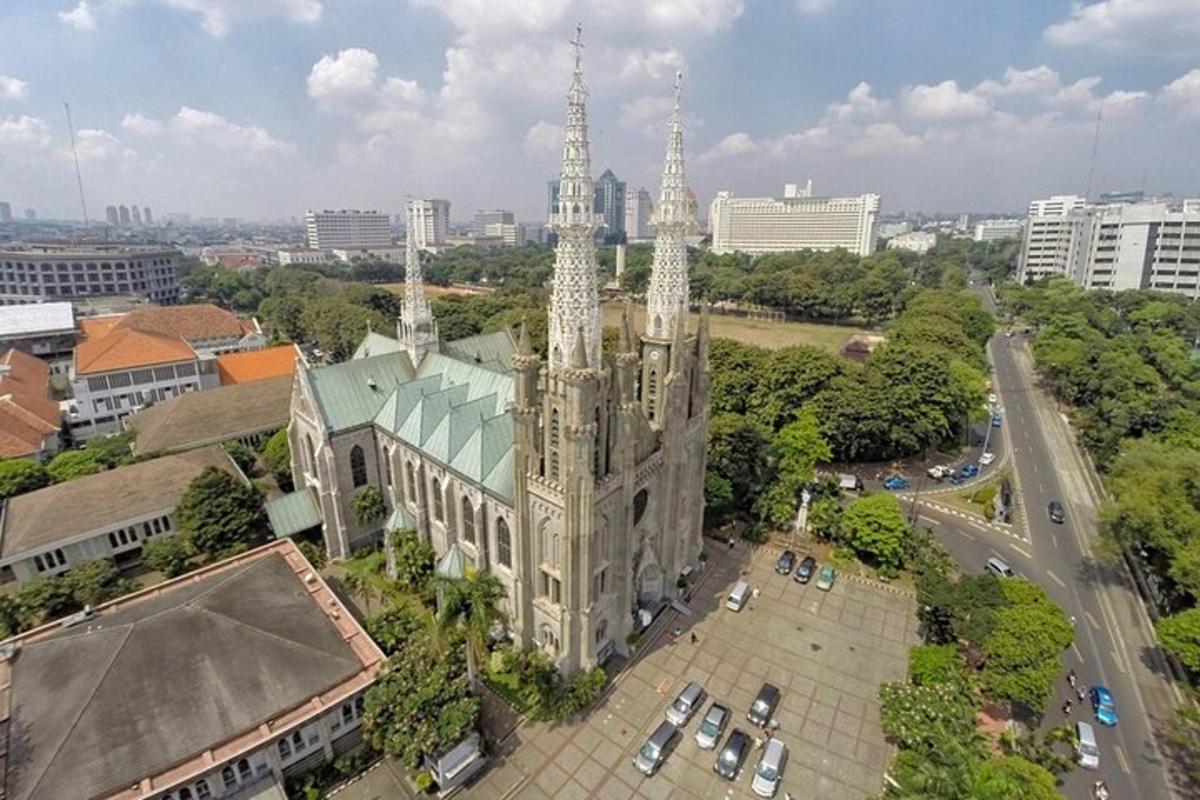 um grande edifício com uma torre em uma cidade