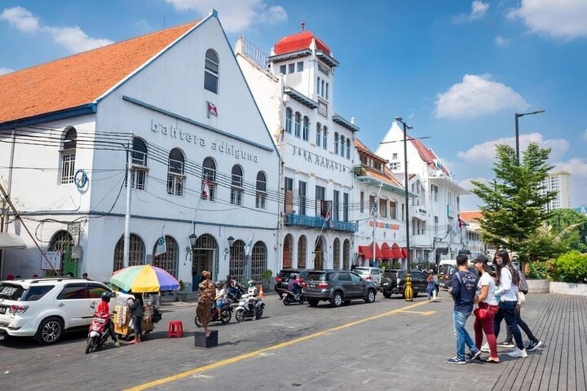 um grupo de pessoas em pé em uma rua de uma cidade