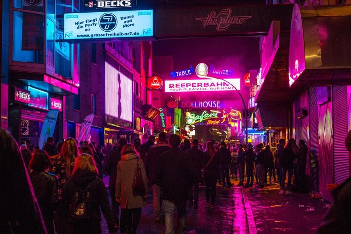 sekumpulan orang berjalan di jalan pada waktu malam