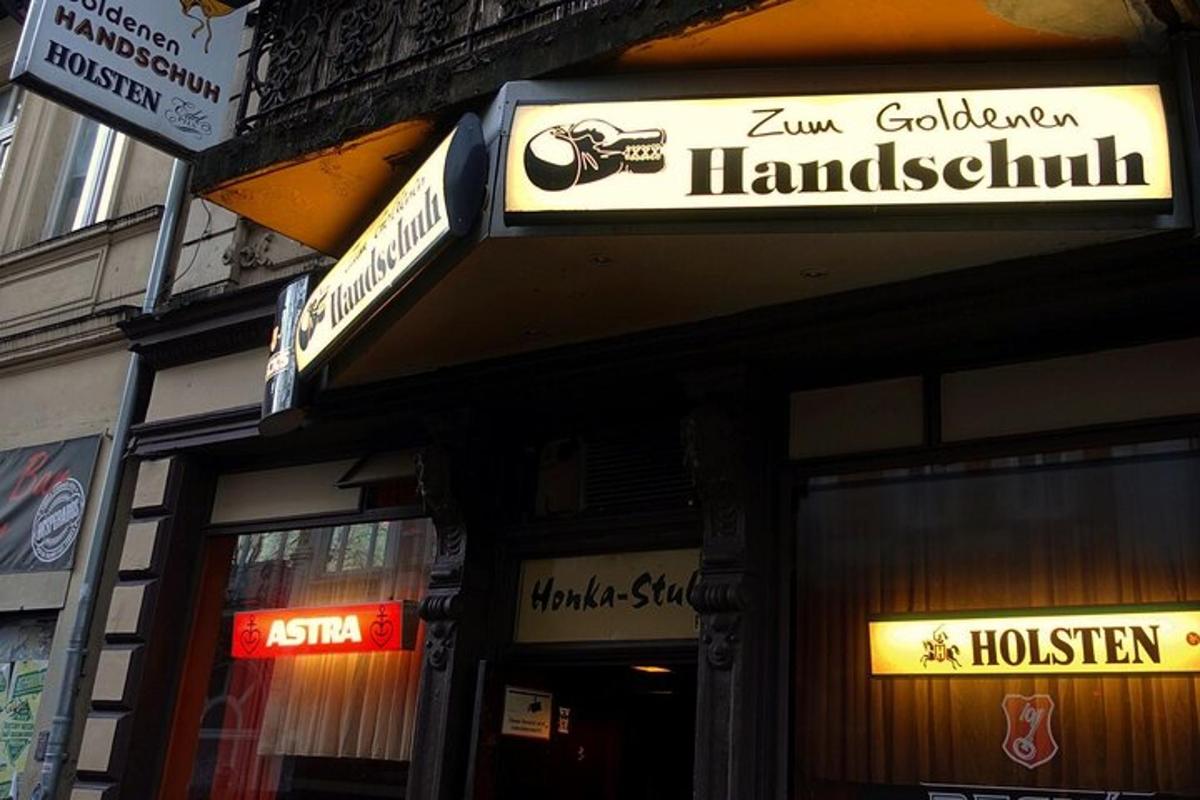sebuah kedai dengan papan tanda di hadapan bangunan