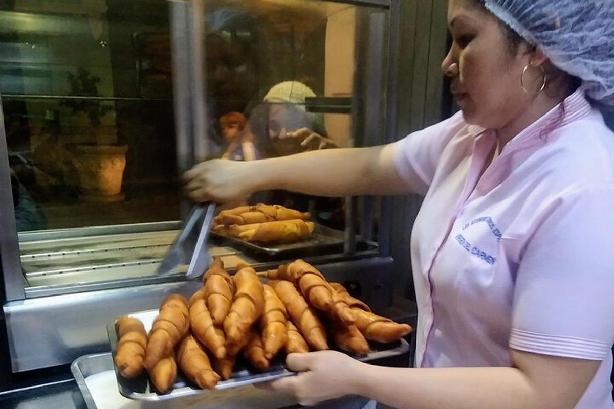 egy nő egy tálca hot dogot tart a kezében
