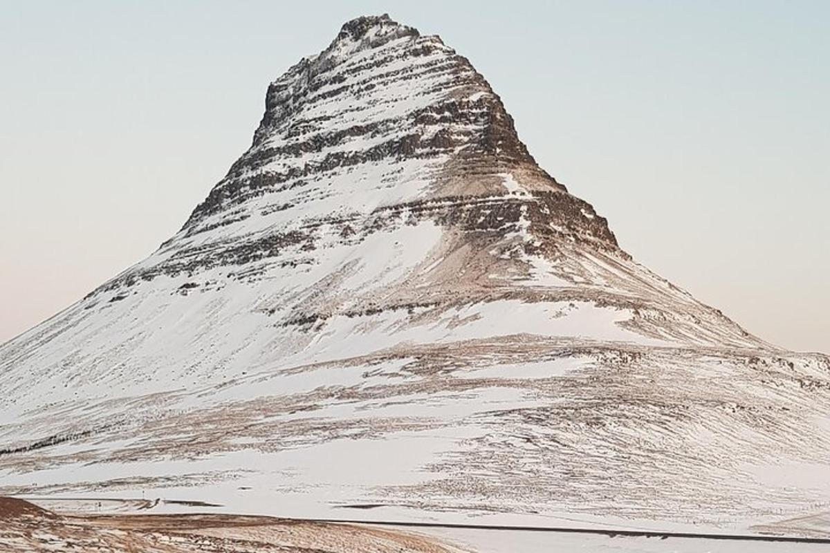 una montagna coperta di neve con