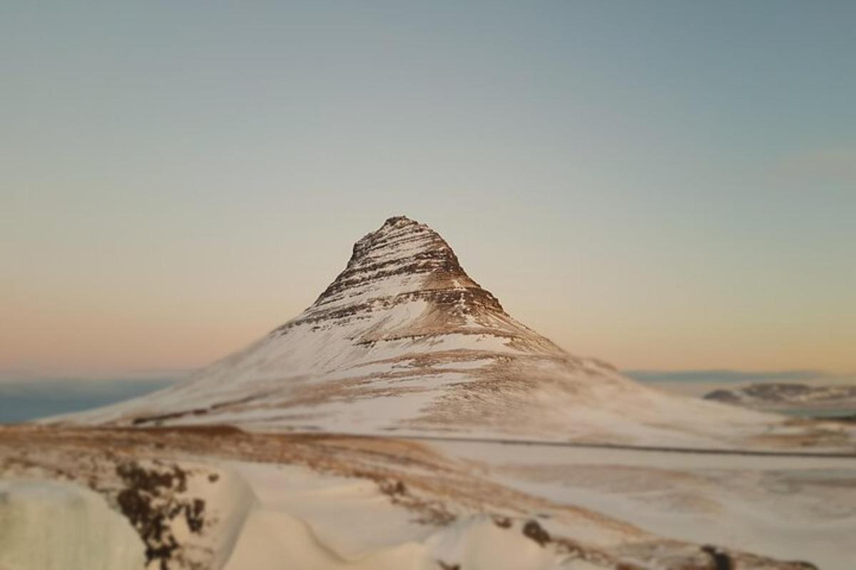 una montagna coperta di neve con il cielo sullo sfondo