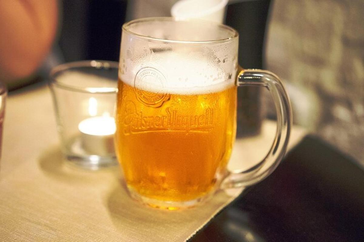 桌上放着一杯啤酒