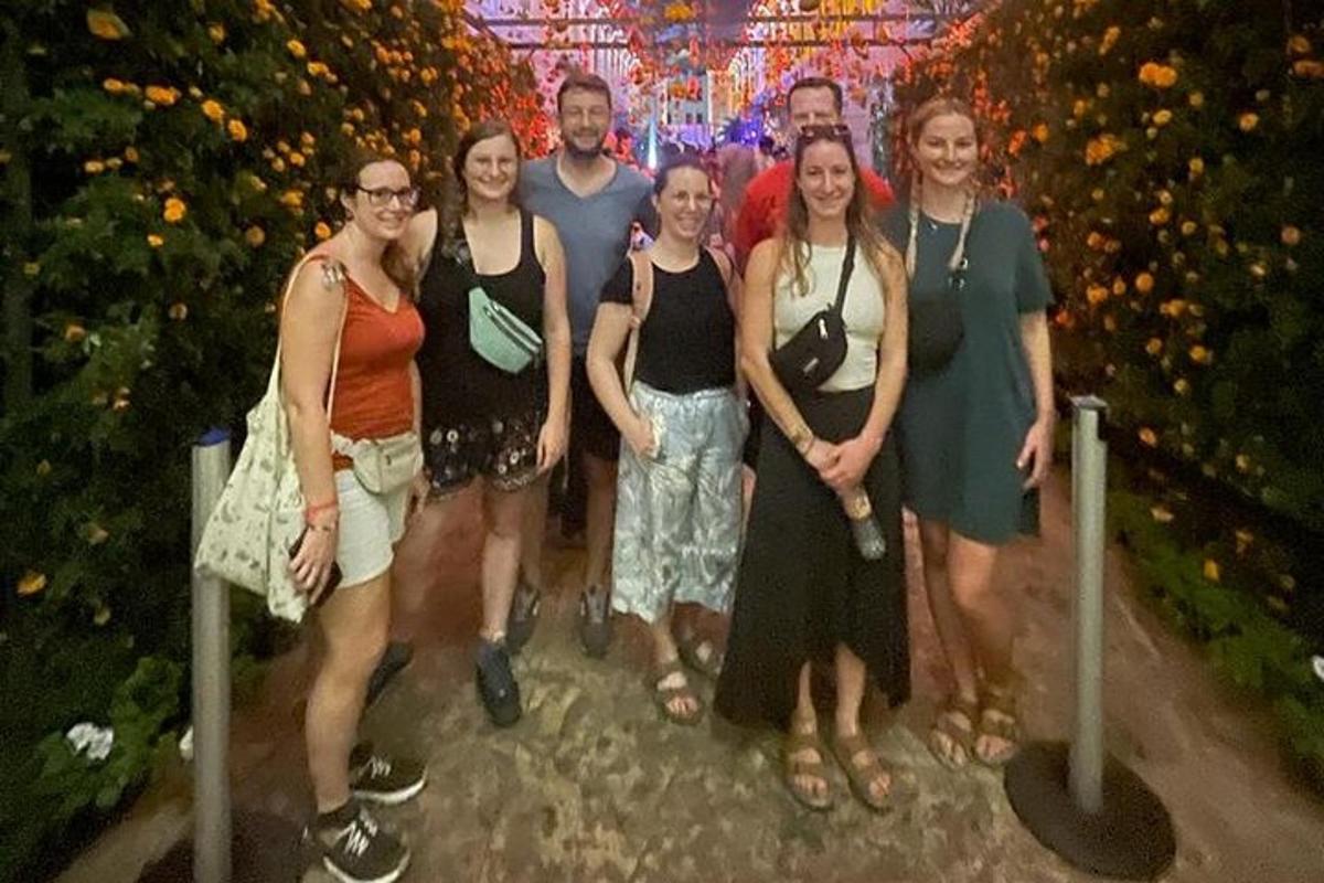 eine Gruppe von Menschen, die in einem Indoor-Garten für ein Foto posieren
