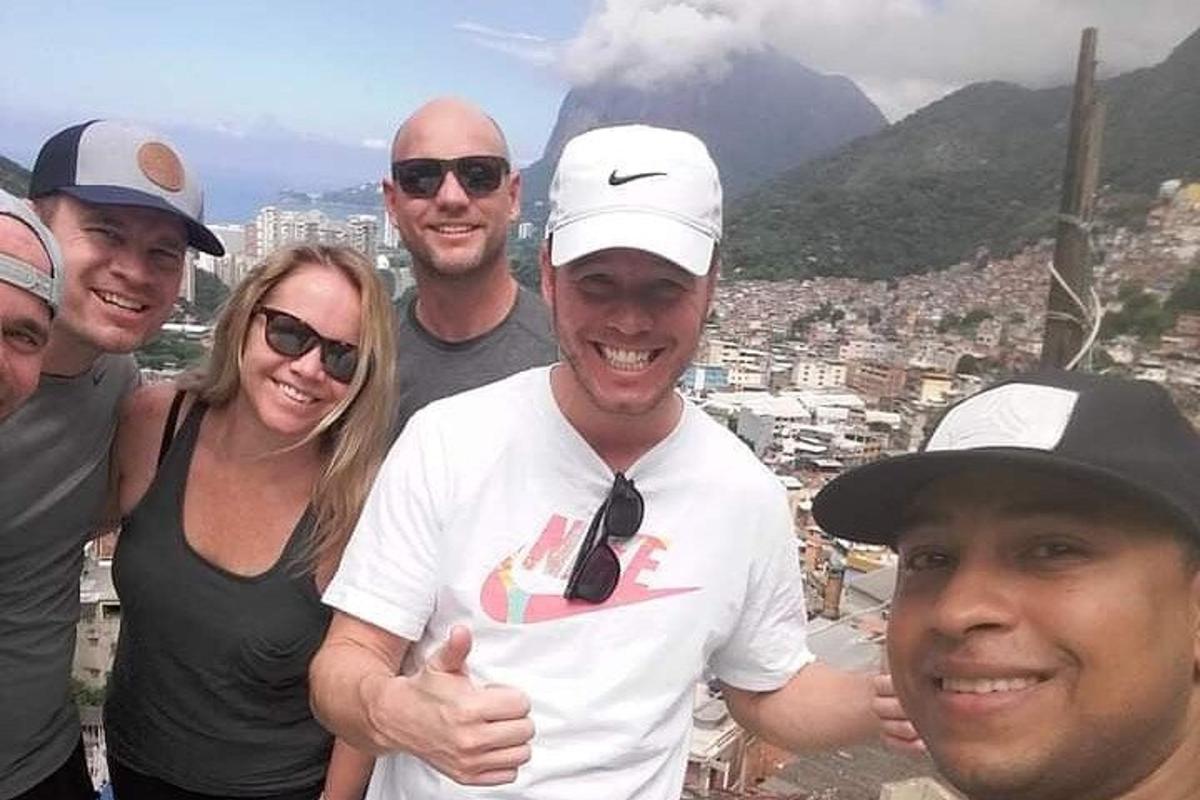 en gruppe mennesker poserer til et billede på et bjerg