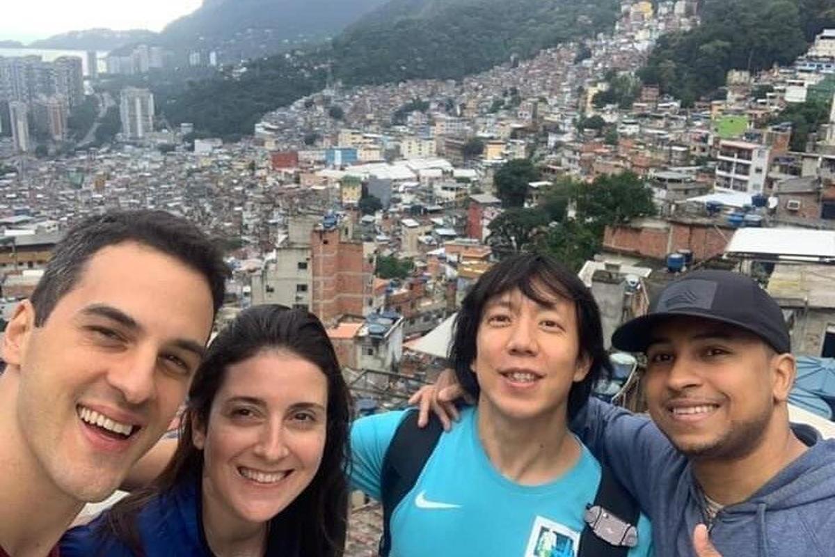 un gruppo di persone in piedi in cima a una città