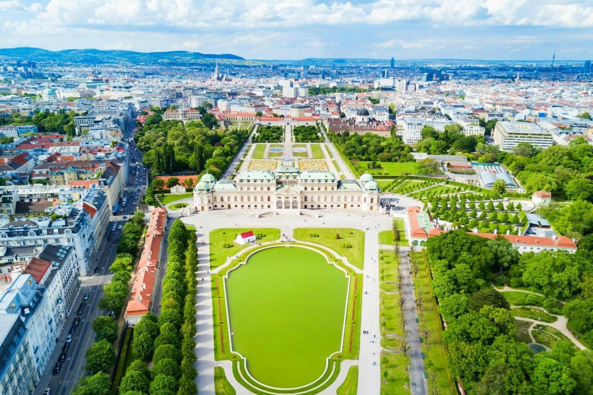 Letecký pohled na palác ve Versailles s městem v pozadí
