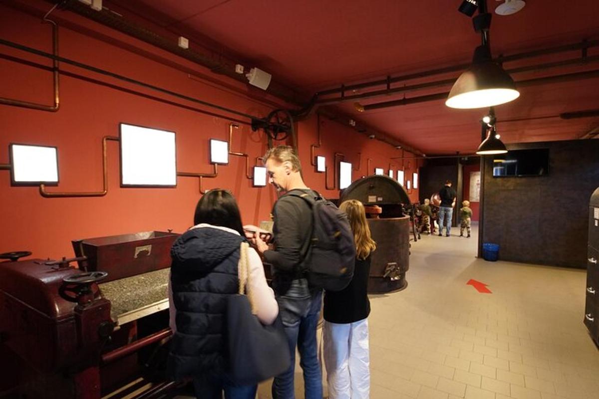un gruppo di persone in piedi in una stanza