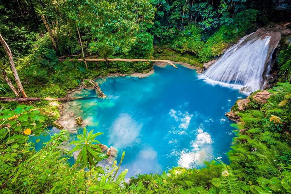 una piscina d'acqua blu di fronte a una cascata