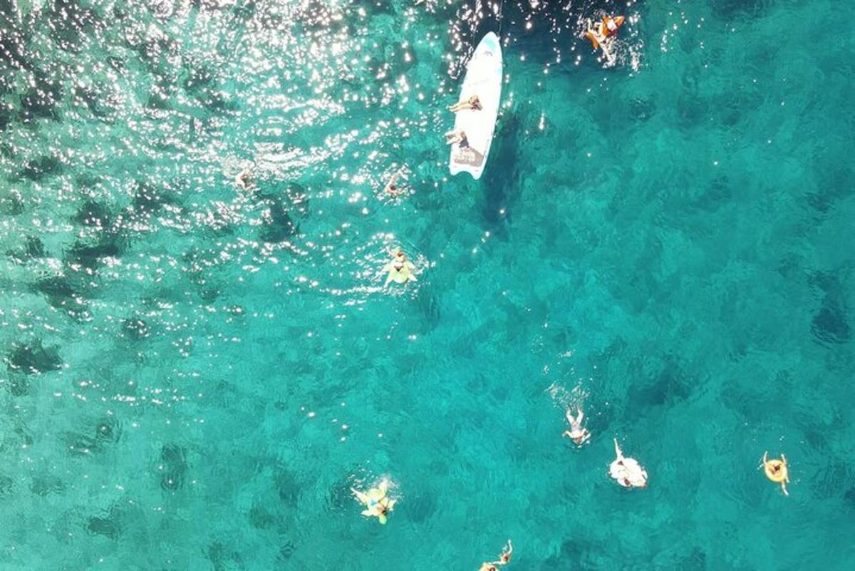 un gruppo di persone su una barca in acqua
