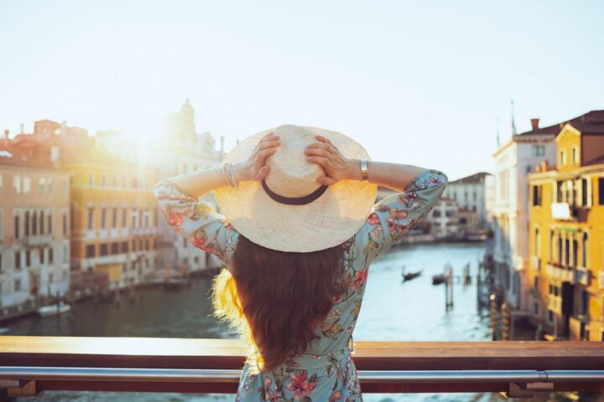 una donna che indossa un cappello e guarda una città