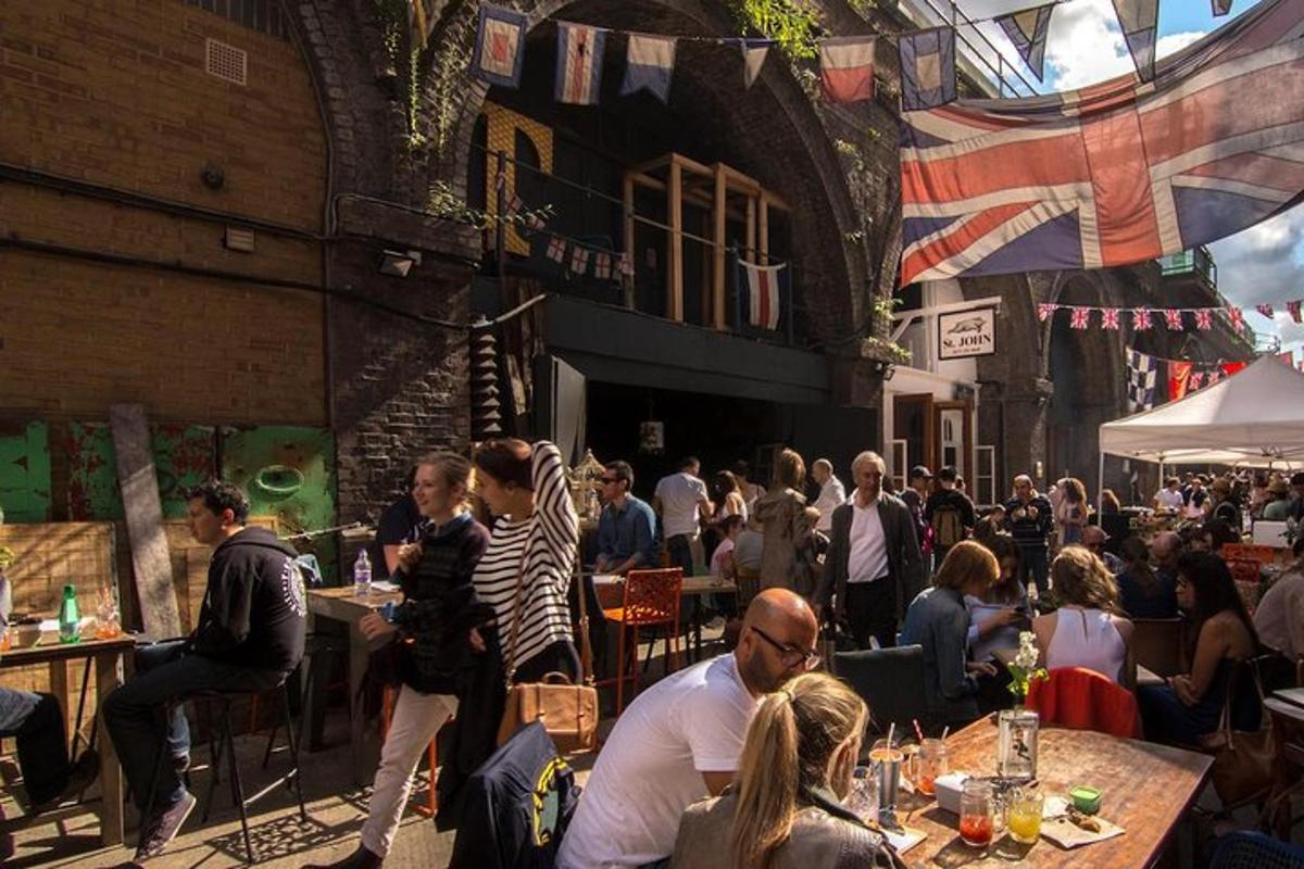 una multitud de gent asseguda a les taules d'un restaurant