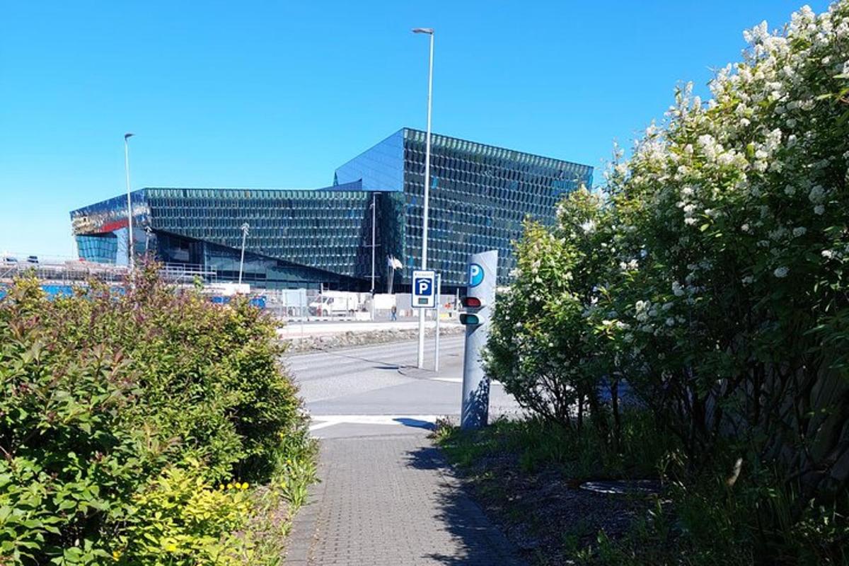 egy utca, amelynek épülete előtt parkolóóra van