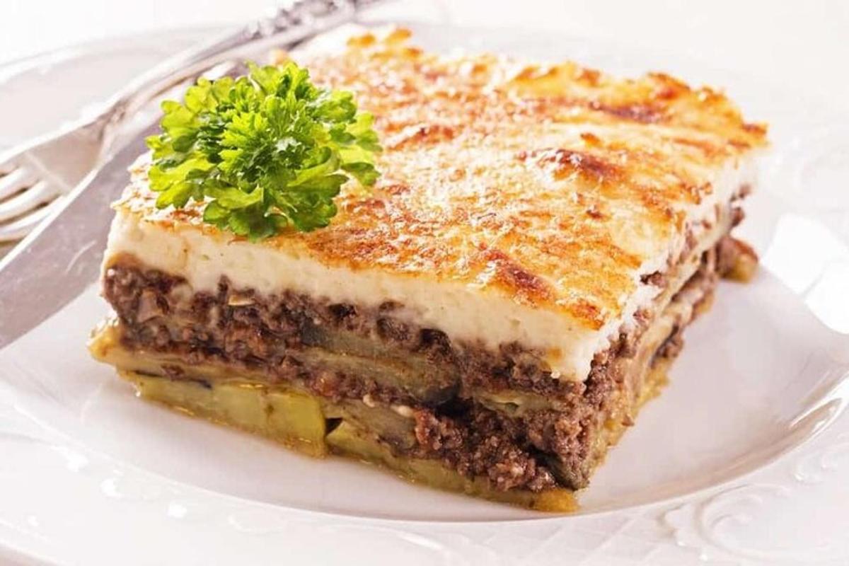 una fetta di torta su un piatto bianco