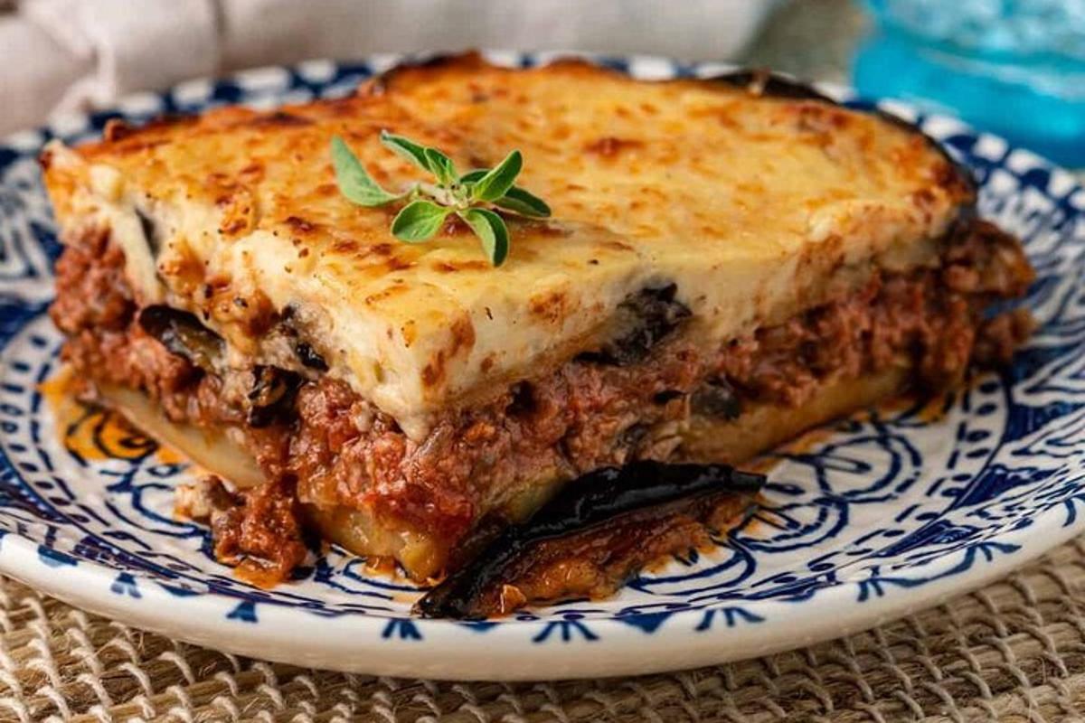 un piatto blu e bianco con una lasagna