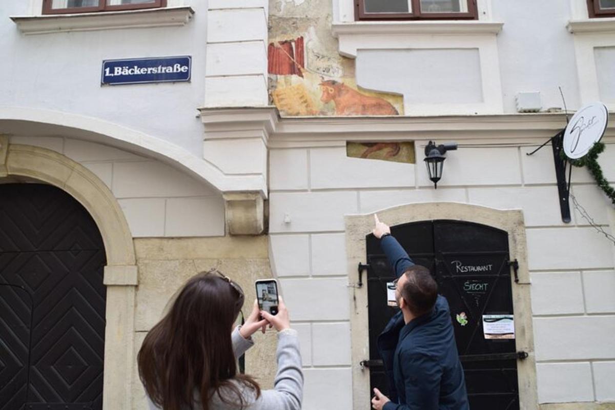 två personer som tar bilder av en byggnad med sina mobiltelefoner