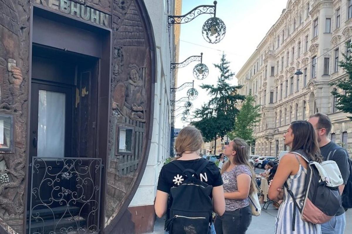 skupina lidí stojících před budovou
