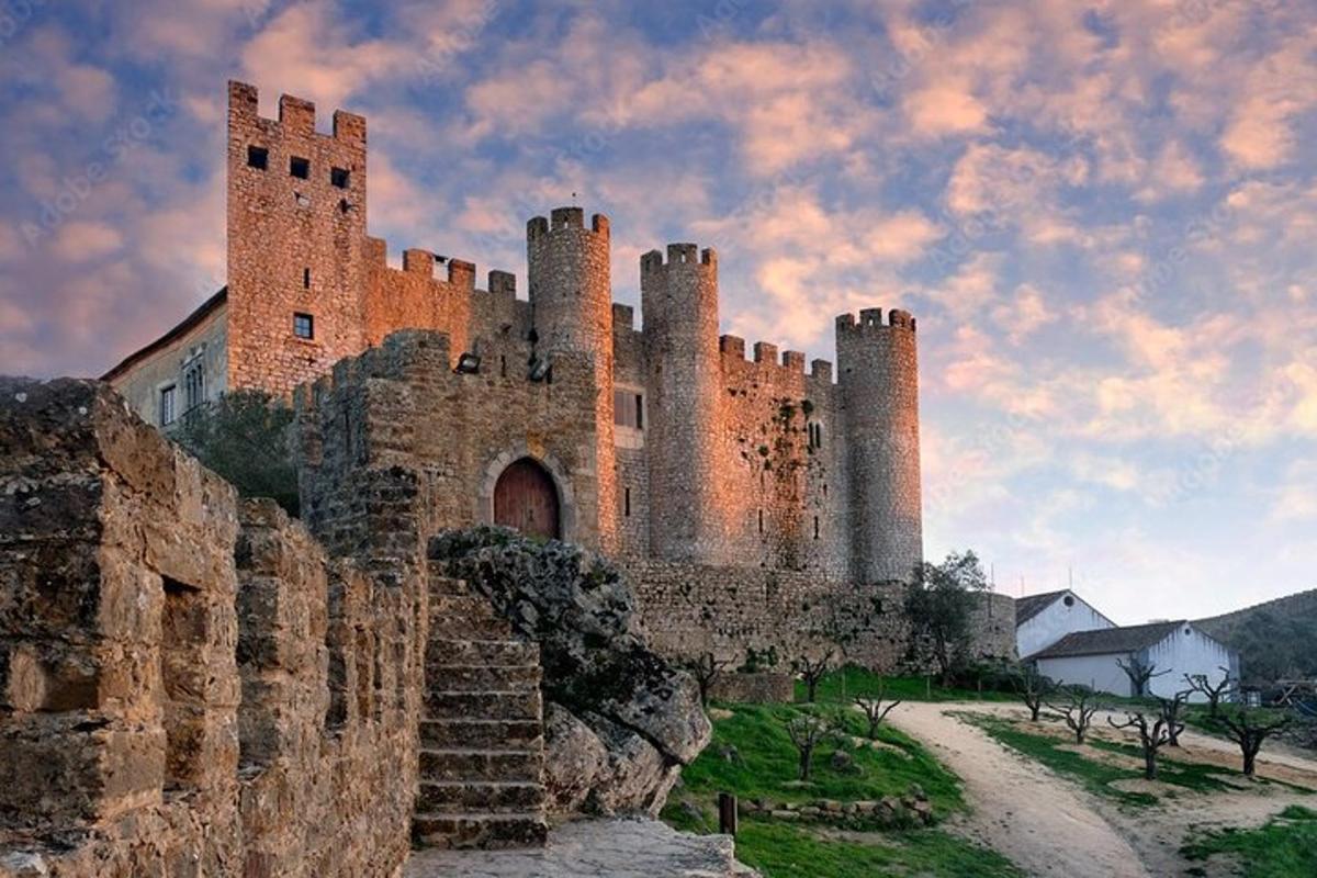 hrad stojící na vrcholu kopce