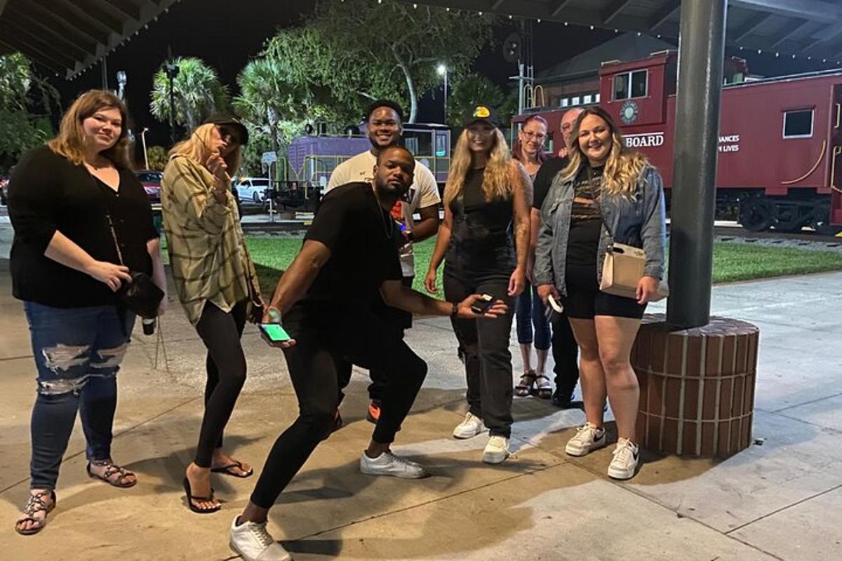 Un grupo de personas de pie junto a un tren