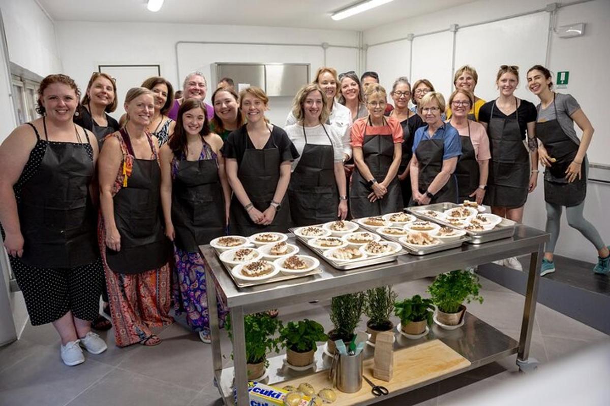 un gruppo di donne in piedi accanto a un tavolo di cibo