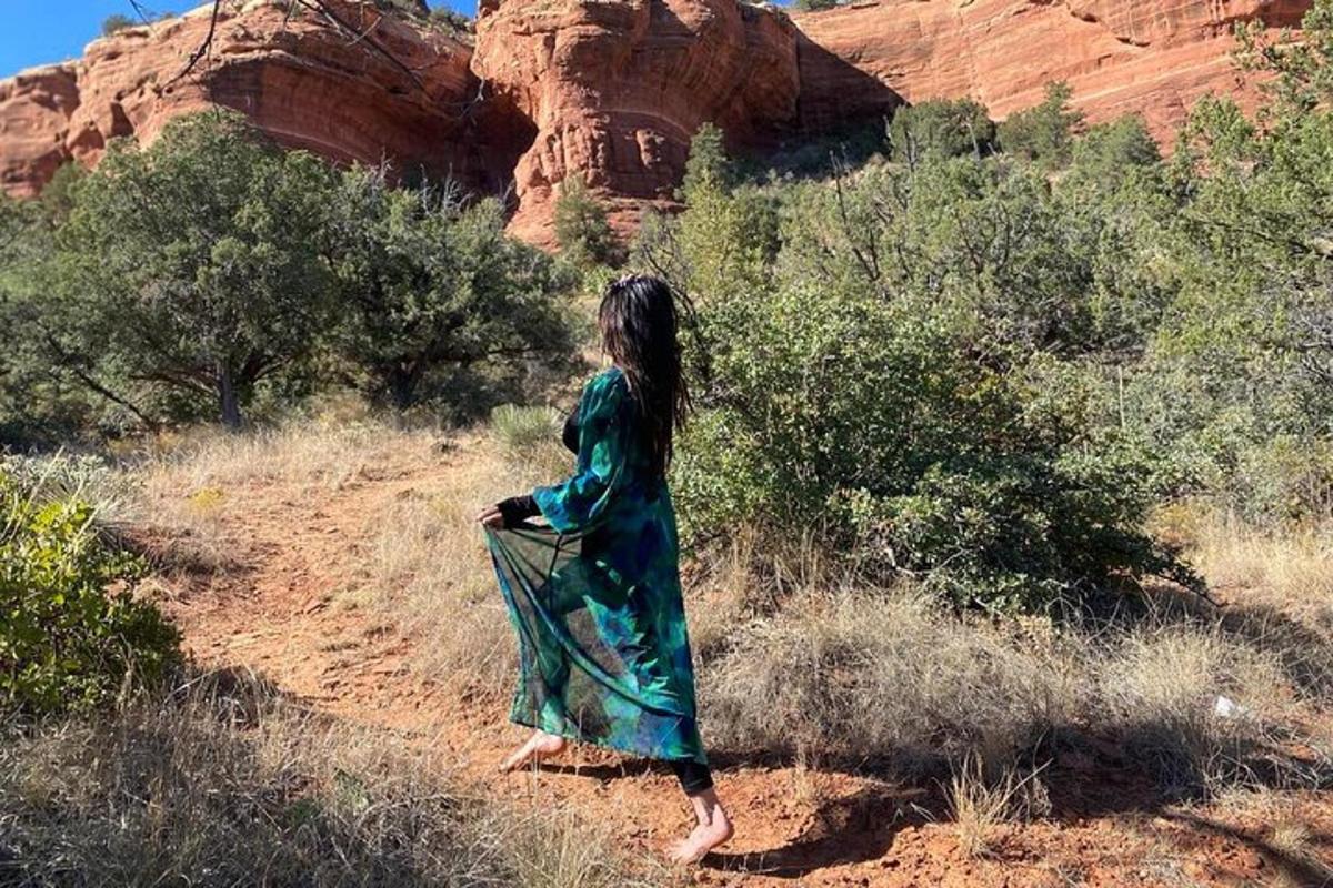una noia caminant per un camí de terra al desert