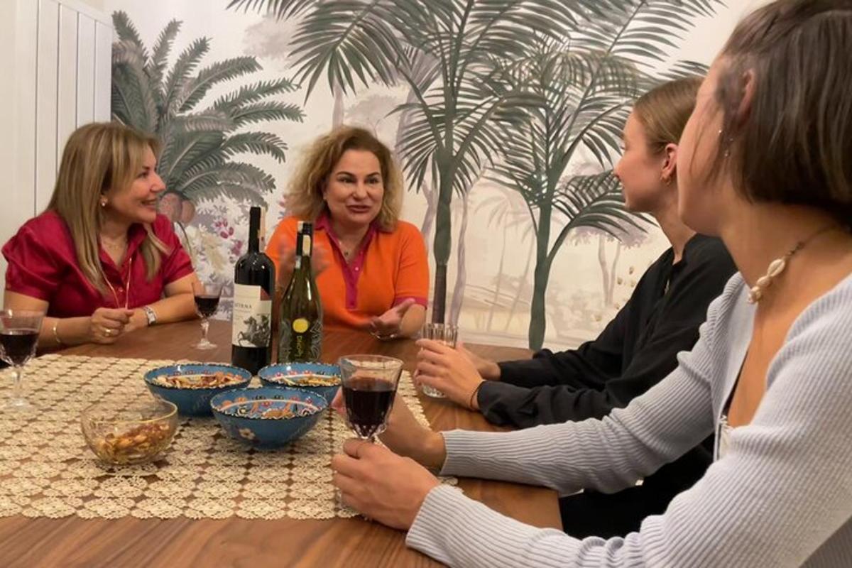 skupina žen sedících u stolu s vinnými sklenicemi