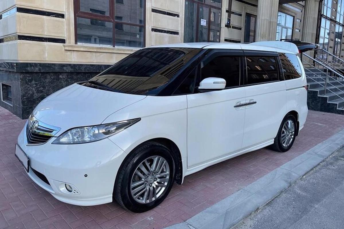 un cotxe blanc aparcat a la vora d'un carrer