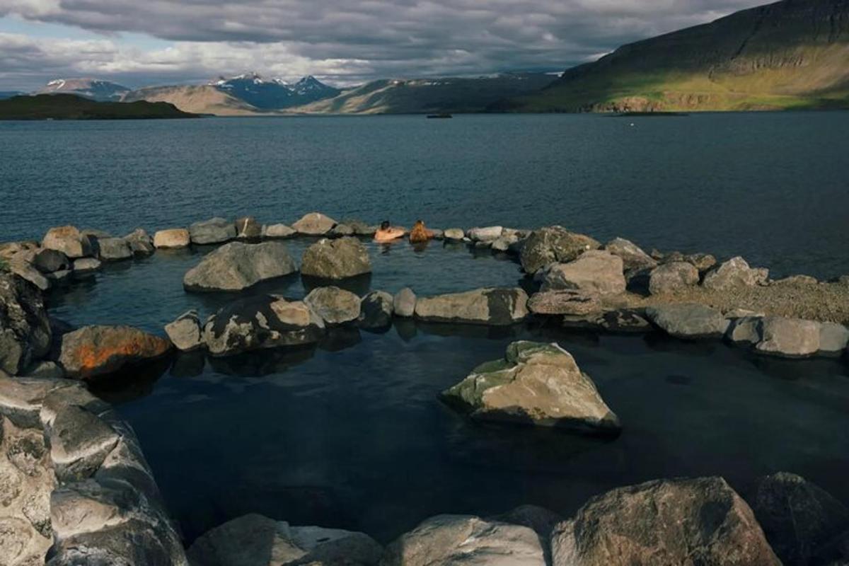 група людей, що плавають у великій водоймі