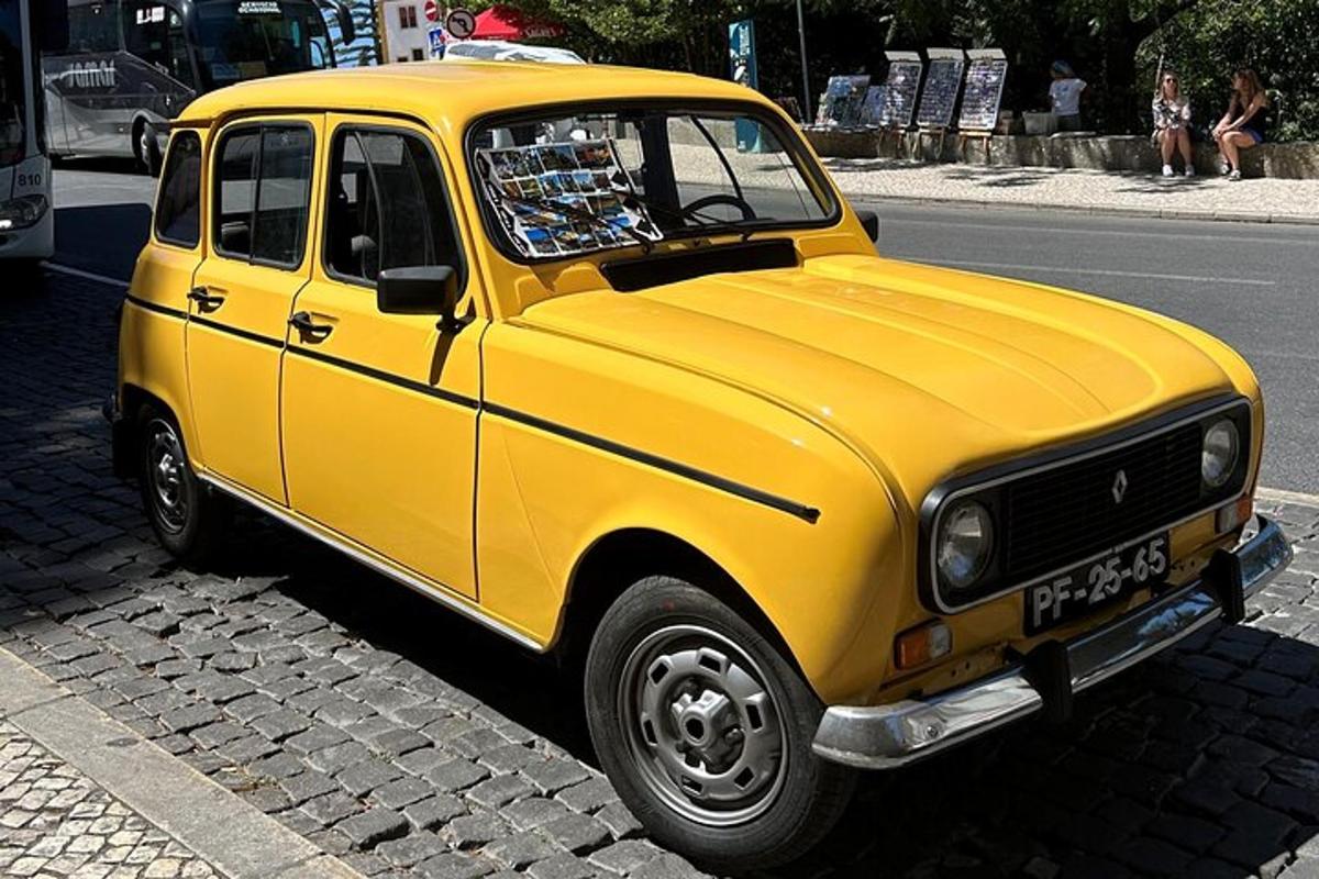 tänava äärde pargitud kollane auto