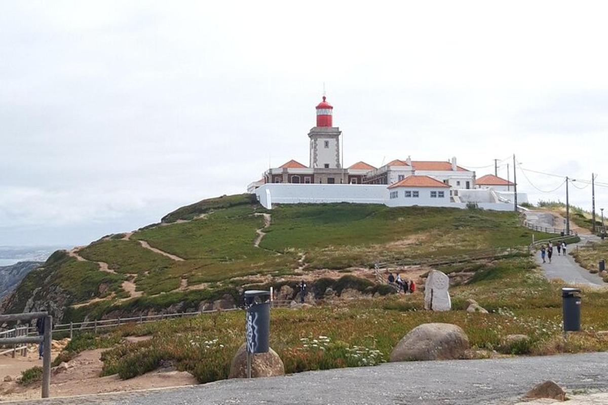 maják na vrcholu kopce s budovou