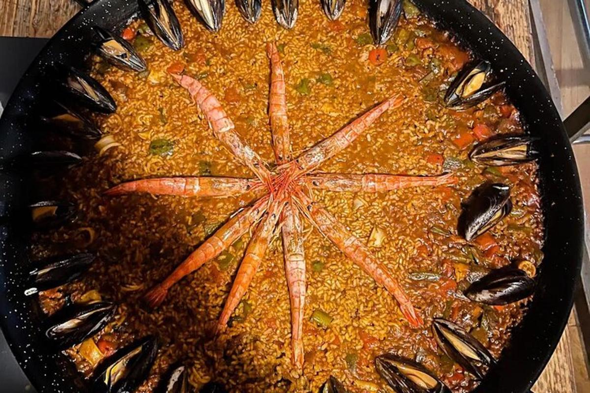 o tigaie plină cu mâncare cu fructe de mare și midii