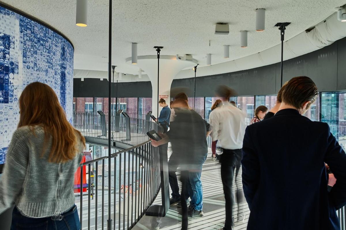 un gruppo di persone che scende le scale di un edificio