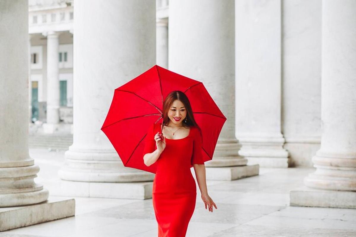 Una mujer con un vestido rojo sosteniendo un paraguas rojo